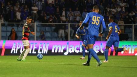 Avaí e Sport fizeram um jogo movimentado na Ressacada