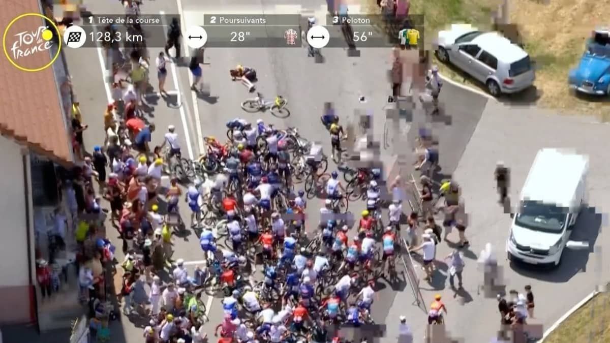 Tour de France: 30 ciclistas se envolvem em acidente provocado por fã que queria tirar selfie