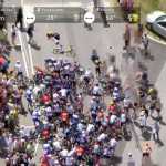 Tour de France: 30 ciclistas se envolvem em acidente provocado por fã que queria tirar selfie
