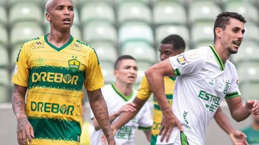 Avelar, à direita, terminou o jogo como goleiro