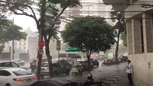 Avenida Afonso Pena, altura do bairro Serra, registra forte chuva nesta tarde