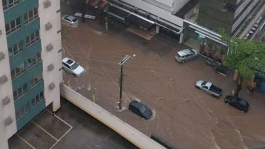 Avenida Alberto Cintra alagou com a chuva nesta tarde