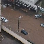 Avenida de BH tem ponto de alagamento e região registra chuva de 60 milímetros em uma hora