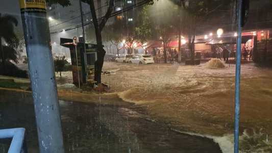 Avenida Alberto Cintra alagou durante chuva nessa quarta-feira (15)