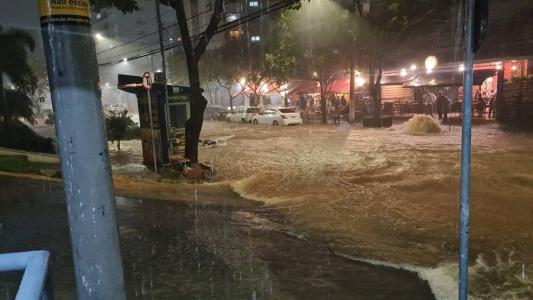 Avenida Alberto Cintra alagou durante chuva nessa quarta-feira (15)