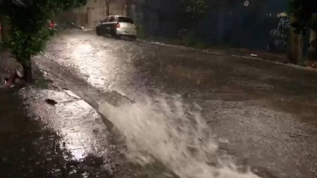Avenida Bernardo Vasconcelos é interditada e sofre com enxurrada