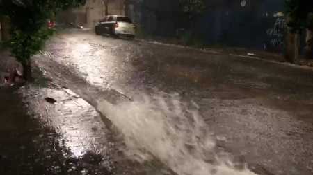 Avenida Bernardo Vasconcelos é interditada e sofre com enxurrada