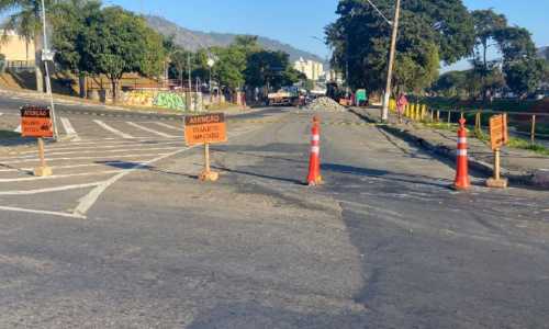 Trecho da Avenida Brasil entre Rua da Bahia e ponte Carlos Otto está interditado para obras