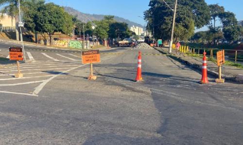Trecho da Avenida Brasil entre Rua da Bahia e ponte Carlos Otto está interditado para obras