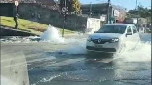 Avenida ficou alagada após rompimento de adutora