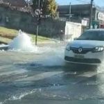 Vídeo: adutora rompe, alaga rua e trânsito fica complicado em Venda Nova nesta quinta-feira 