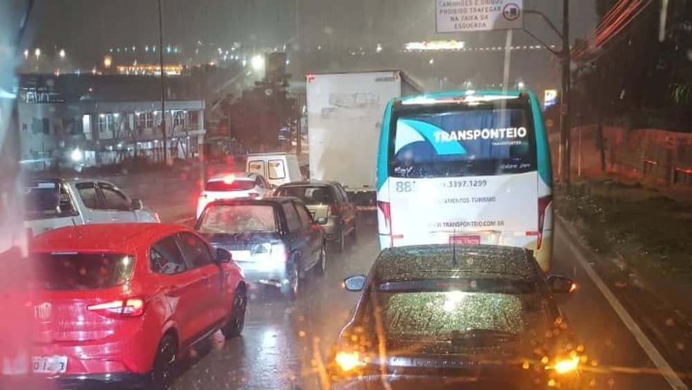 Tempestade de granizo arranca árvores e deixa centro de Betim sem luz