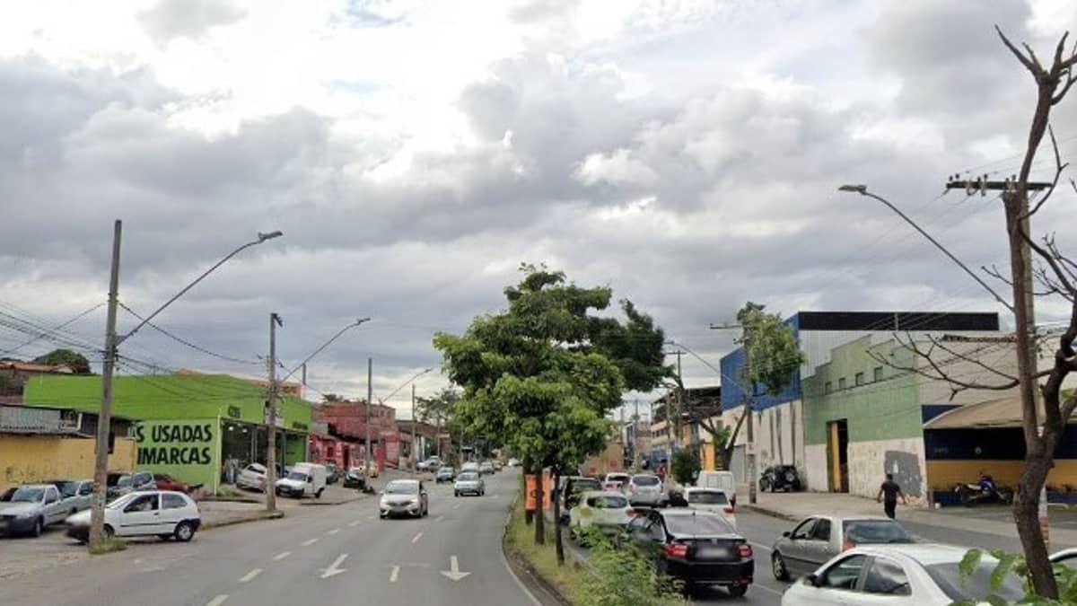 Policial militar é suspeito de bater carro em poste e fugir na região Noroeste de Belo Horizonte 