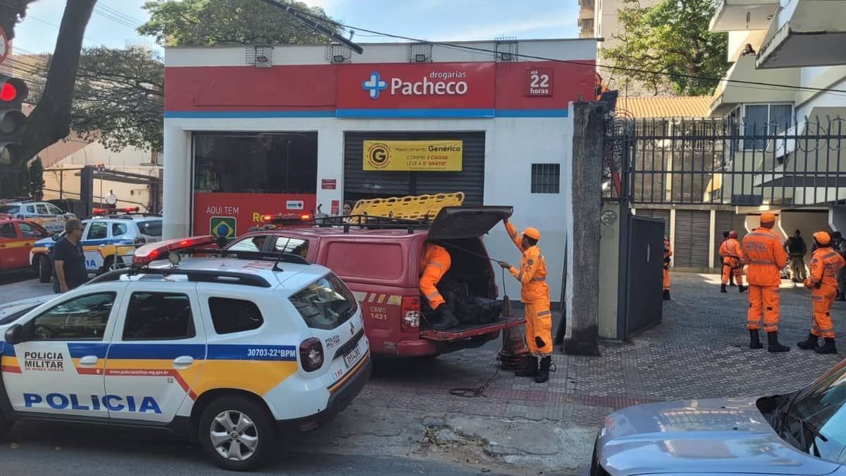 Bombeiros tentam tirar suspeito de furto preso em telhado no Santo Antônio, em BH 