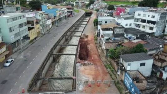 Avenida Tereza Cristina, que estava com fluxo impedido por causa de uma cratera, foi liberada