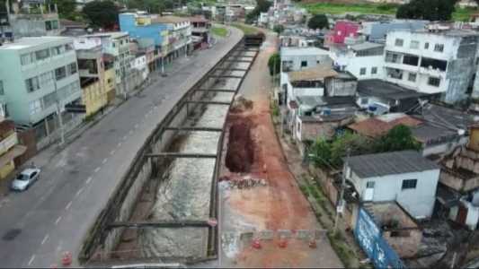 Avenida Tereza Cristina, que estava com fluxo impedido por causa de uma cratera, foi liberada