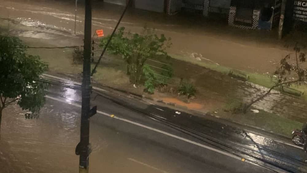Chuva em BH: com risco de transbordamento, avenida Vilarinho é bloqueada