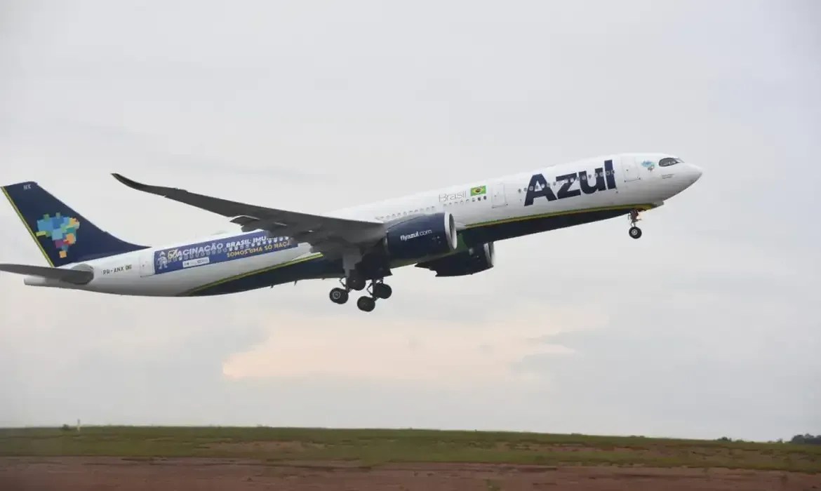 Avião que saiu de Confins sofre danos em pouso e fecha pista de Aeroporto de Florianópolis