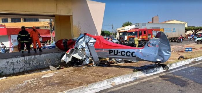 Avião cai e duas pessoas ficam feridas na Zona Sul de Teresina.