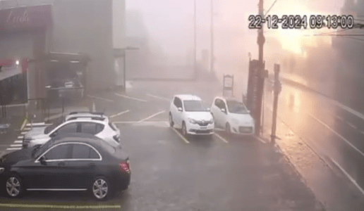 Vídeo mostra momento de queda de avião em Gramado | CNN Brasil