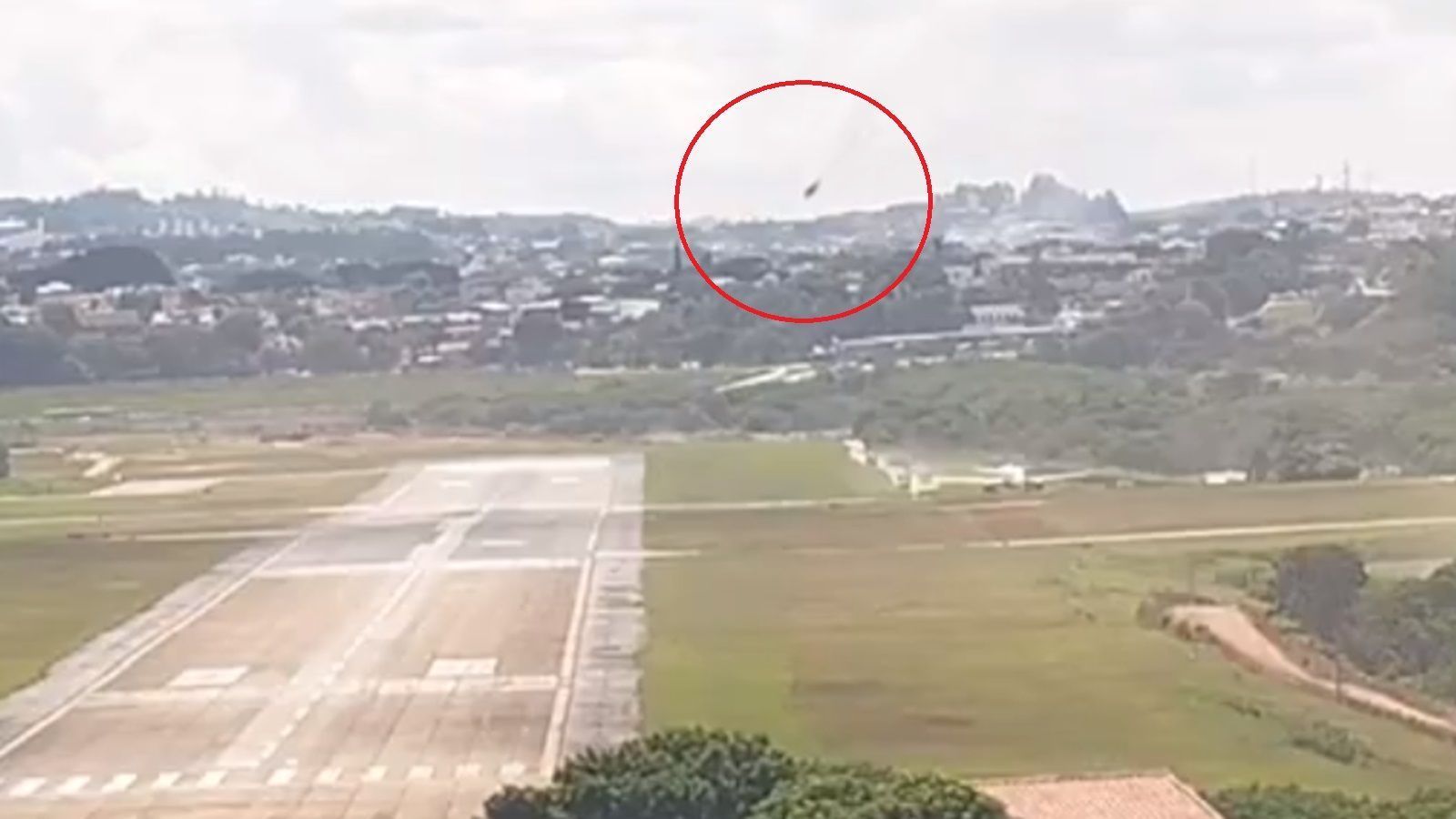 Vídeo impressionante mostra queda de avião da PF no Aeroporto da Pampulha, em BH