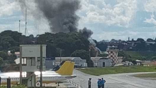 Foto mostra fumaça após queda de aeronave em Belo Horizonte