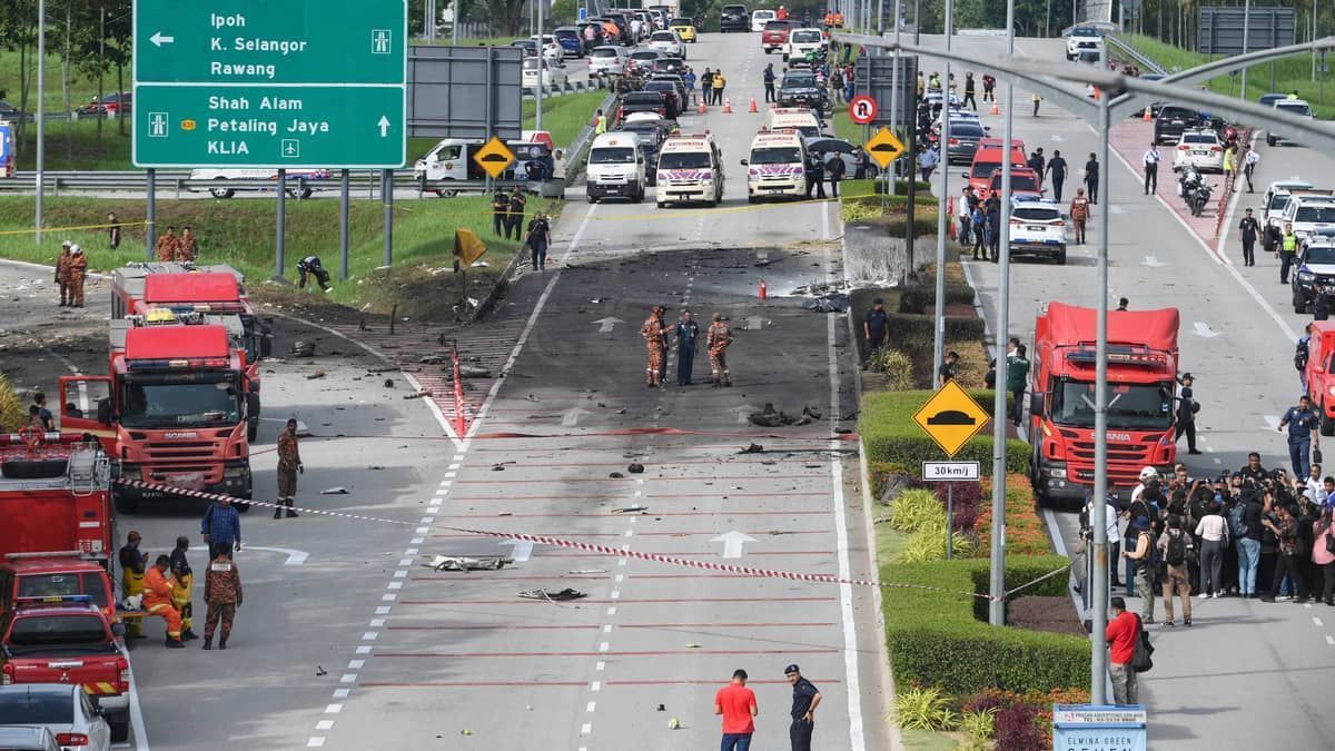 Avião cai e deixa dez mortos na Malásia