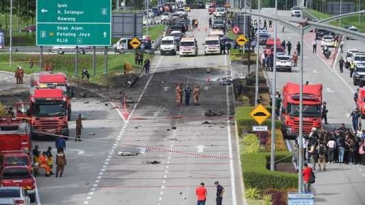 Avião caiu em uma rua movimentada e matou dois motoristas que passavam no local