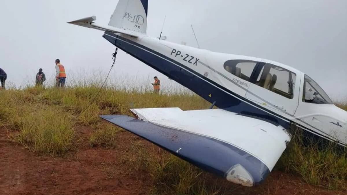 Avião não consegue frear durante pouso e cai em barranco no interior de Minas  