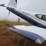 Avião não consegue frear durante pouso e cai em barranco no interior de Minas  