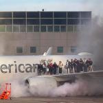 Avião da American Airlines pega fogo e passageiros ficam presos na asa; veja vídeo