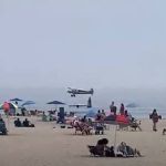 Avião de pequeno porte cai em praia agitada nos EUA