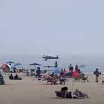 Avião de pequeno porte cai em praia agitada nos EUA