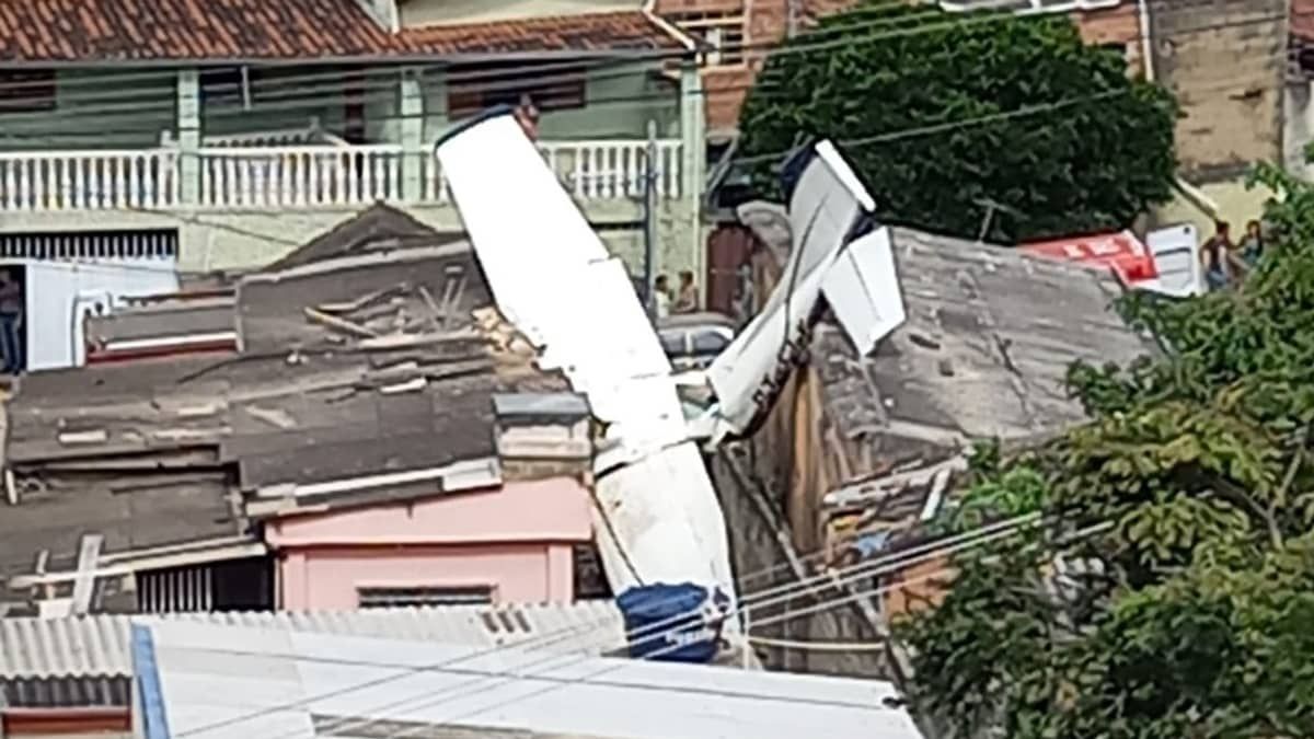 Veja fotos do avião que caiu em casas próximo ao aeroporto Carlos Prates, em Belo Horizonte 
