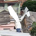 Veja fotos do avião que caiu em casas próximo ao aeroporto Carlos Prates, em Belo Horizonte