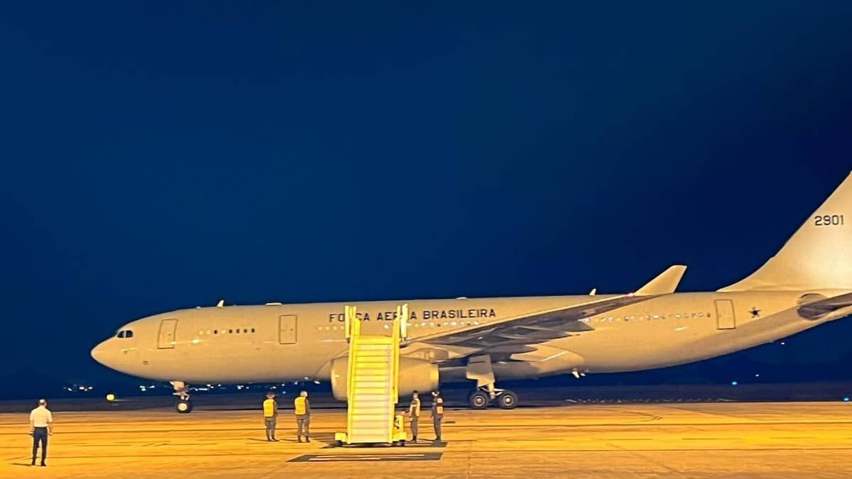 'Não vimos a hora de regressar', comemora brasileiro ao chegar de Israel em avião da FAB com repatriados