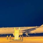'Não vimos a hora de regressar', comemora brasileiro ao chegar de Israel em avião da FAB com repatriados