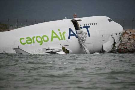 Avião em Hong Kong derrapa na pista, atinge carro de serviço e mata duas pessoas