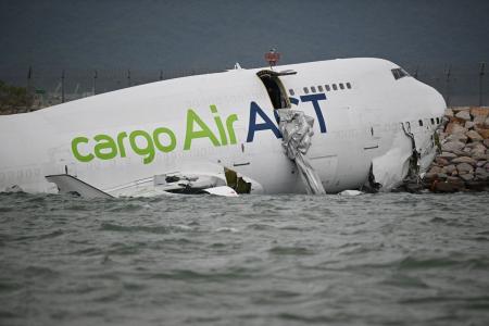 Avião em Hong Kong derrapa na pista, atinge carro de serviço e mata duas pessoas
