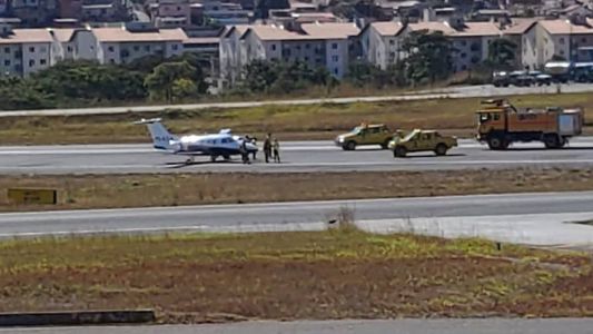 Avião está sendo rebocado