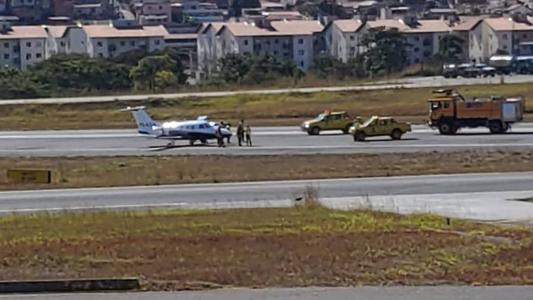 Avião está sendo rebocado