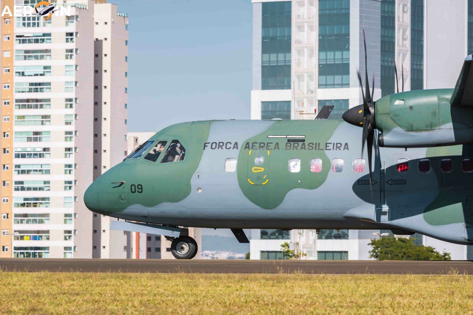 Queda de avião em Vinhedo: FAB faz segundo translado com caixões das vítimas do acidente