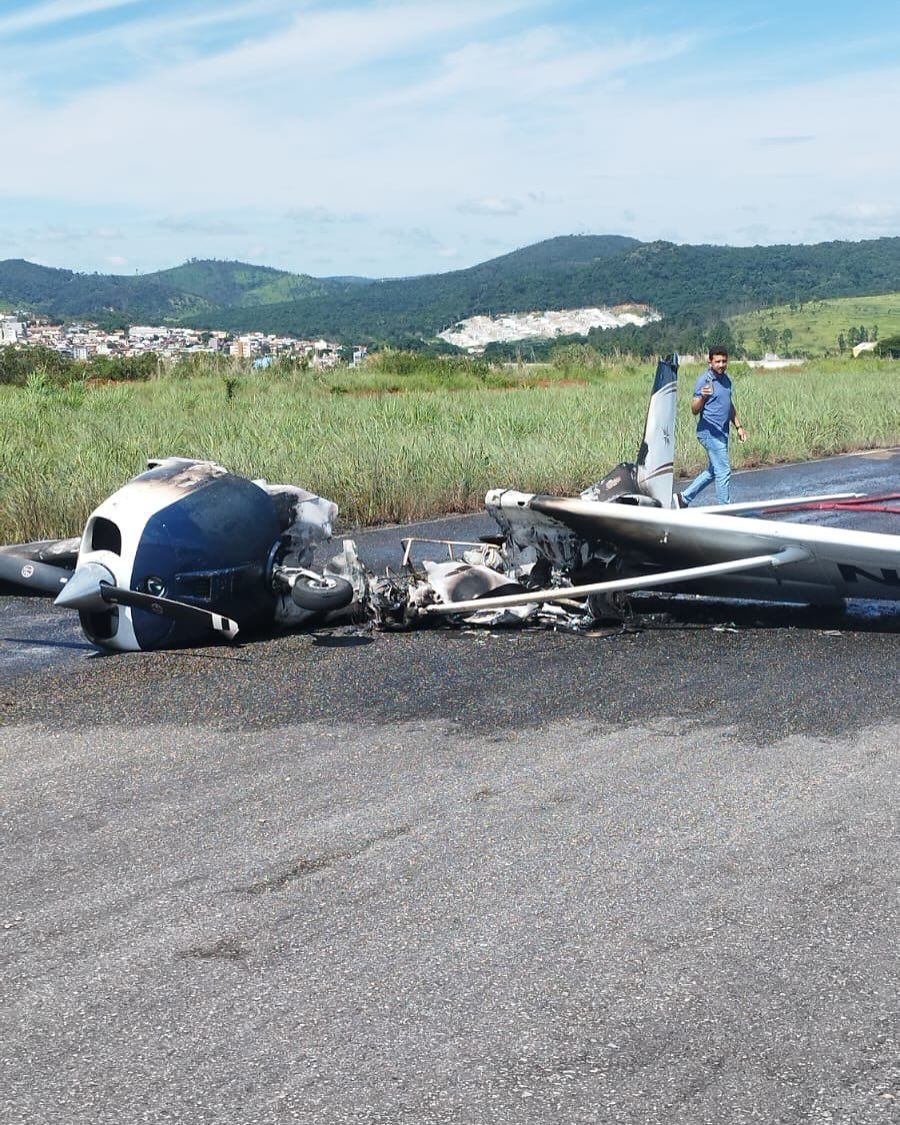 Avião faz pouso forçado e pega fogo em Pará de Minas (MG)