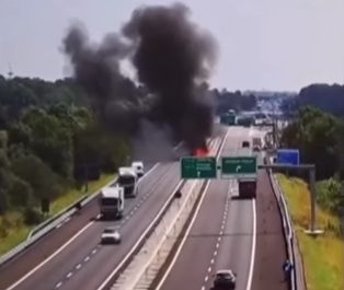Vídeo: avião ultraleve cai no meio de rodovia e deixa dois mortos na Itália