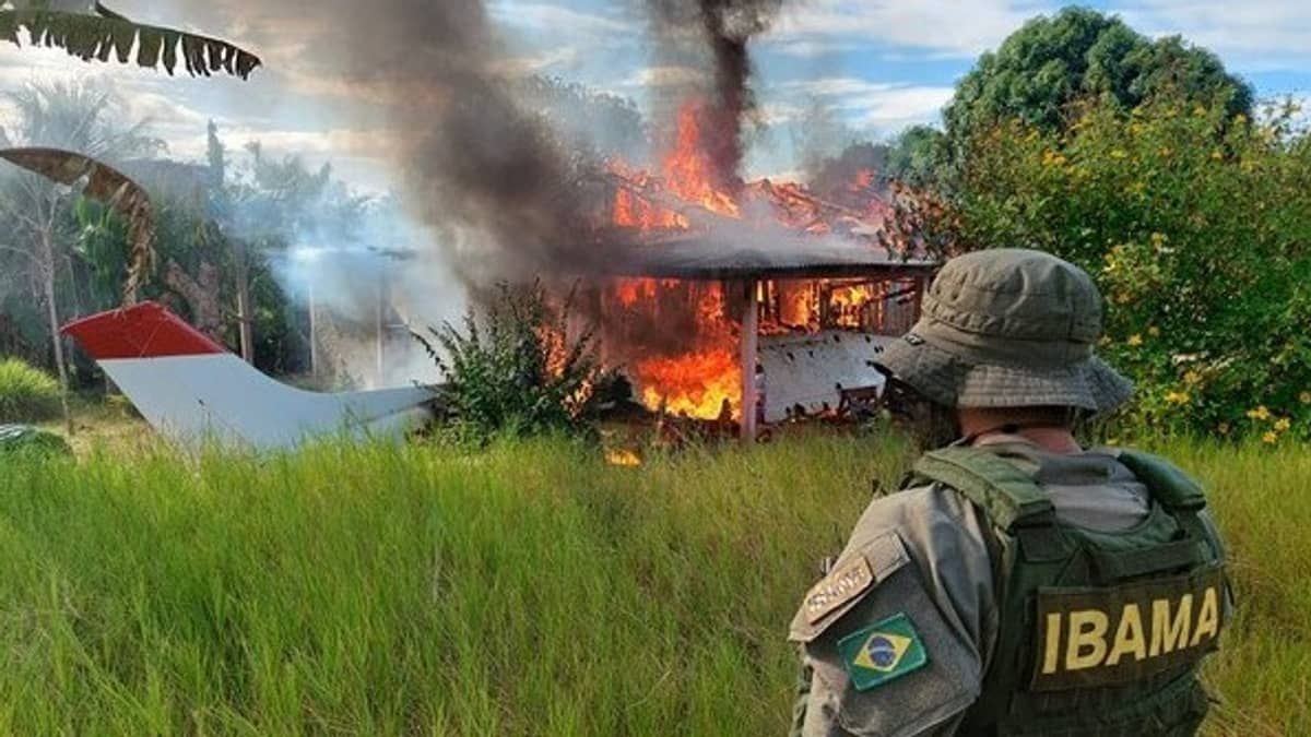 Avião, helicóptero e trator destruídos: saiba como foi o 1º dia de operação contra garimpo em terra Yanomami