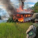 Avião, helicóptero e trator destruídos: saiba como foi o 1º dia de operação contra garimpo em terra Yanomami