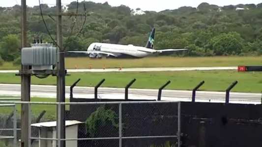 Avião perdeu controle e saiu da pista durante pouso no Aeroporto Internacional de Salvador