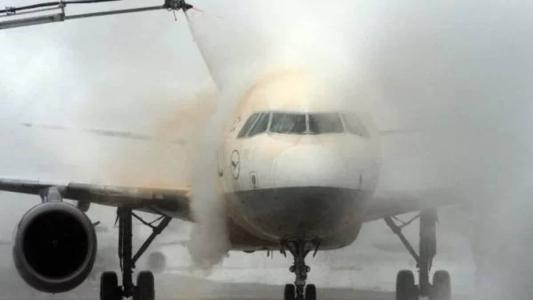 Avião precisa passar por procedimento de degelo antes de decolar