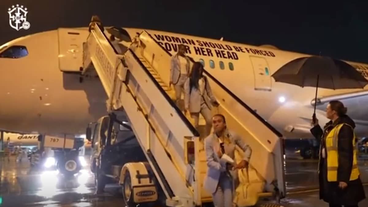 Jogadoras da Seleção exibem mensagem de apoio às mulheres iranianas