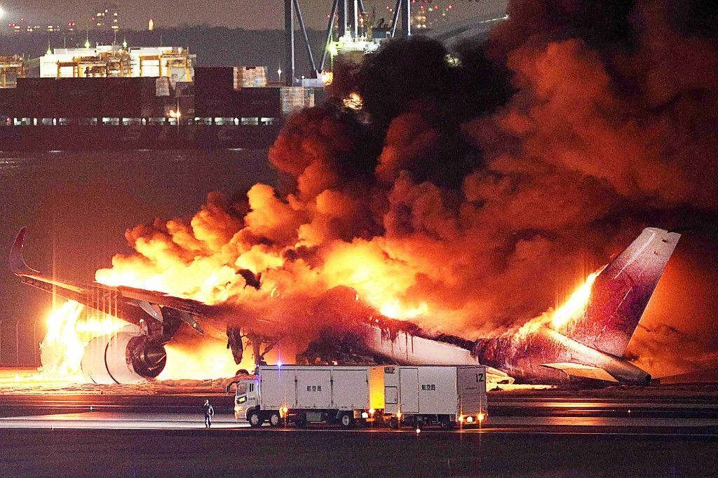 Cinco tripulantes morrem após colisão entre aviões no Aeroporto de Tóquio, no Japão